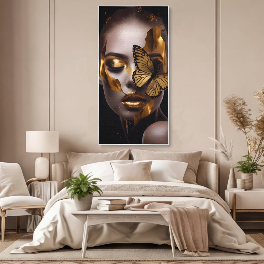 Tablou canvas cu tablou canvas cu portret de femeie si fluture auriu, in rama de aluminiu argintiu, pe perete intr-un dormitor